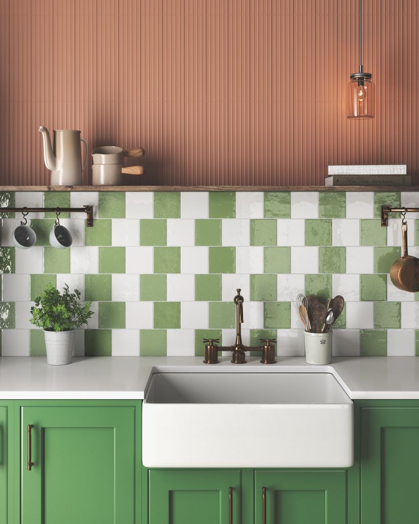 Frente de cocina con azulejos en verde y blanco