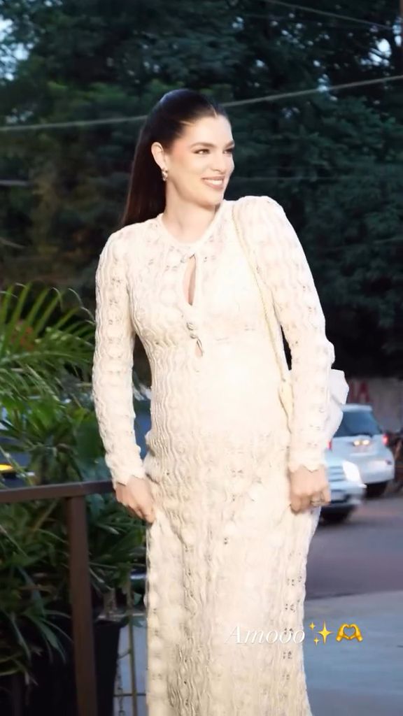 Nadia Ferreira lució un vestido beige para su primer baby shower