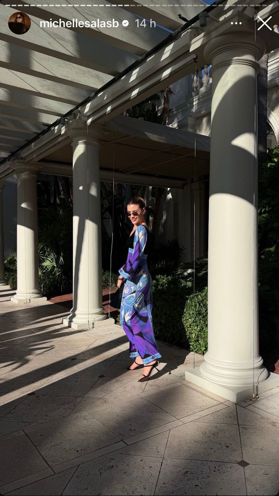 Michelle Salas lució espectacular en el vestido con estampado en negro, azul y morado.