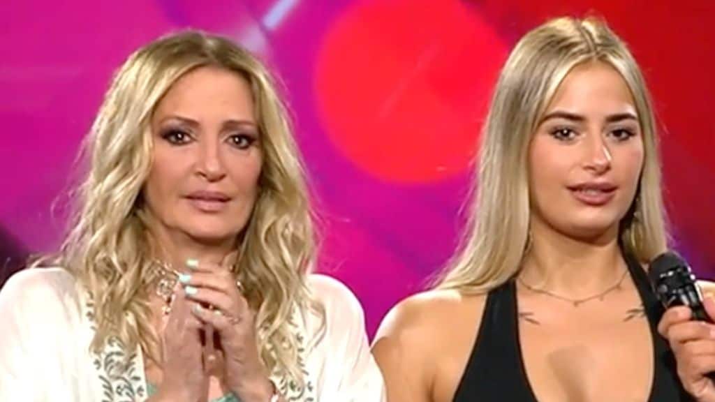 Plano medio de María José Galera y su hija Laura