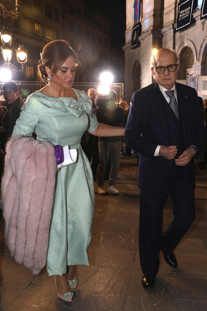 Teresa Bueyes y Juan Antonio Pérez Simón a la salida de los Premios Princesa de Asturias 2024