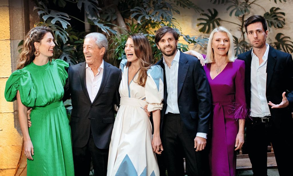 Isabelle junto a sus padres HOLA 4055