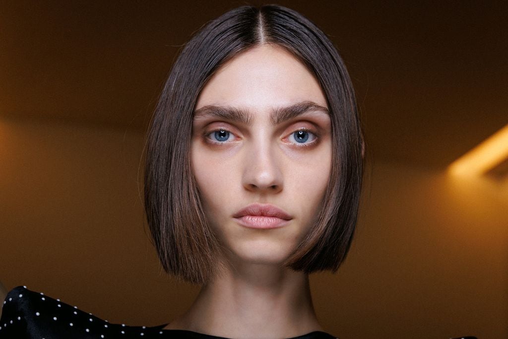 Modelo en el backstage del desfile de Balmain