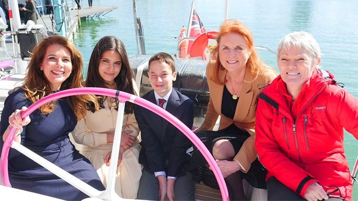 Haya de Jordania con sus hijos y Sarah Ferguson