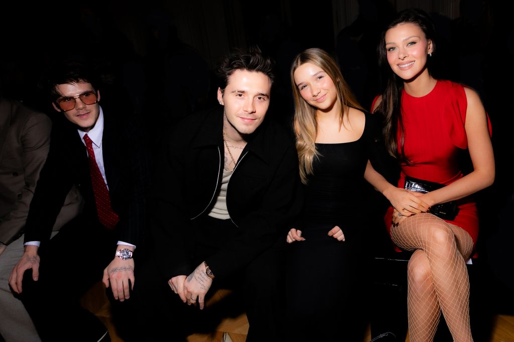 Cruz Beckham, Brooklyn Beckham, Harper Beckham, y Nicola Peltz en el Victoria Beckham RTW Fall 2024 en Paris.
