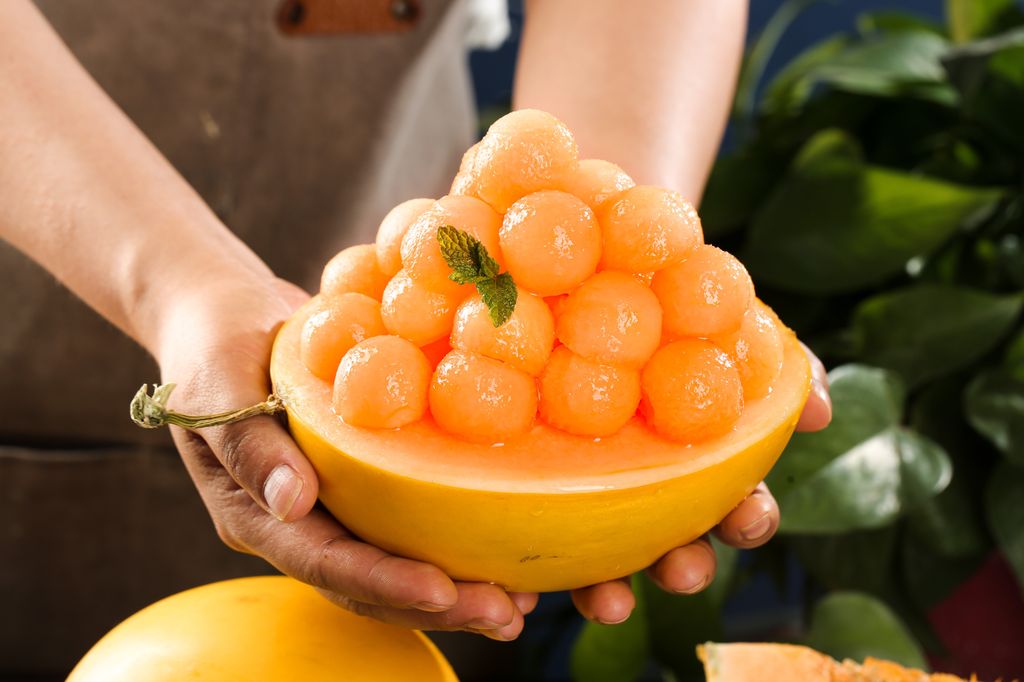 La piel del melón o de la sandía nos permite una presentación muy vistosa.
