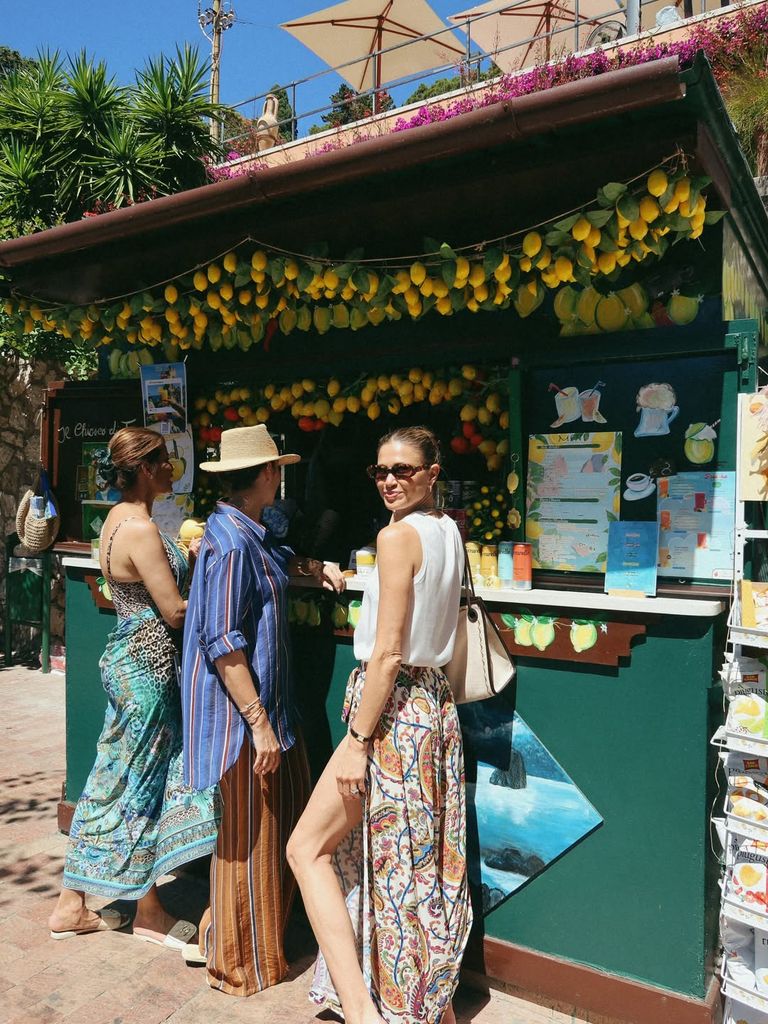Carla Pereyra en su escapada a Capri, Italiana, con Simeone y amigos como Vicky Martín Berrocal.