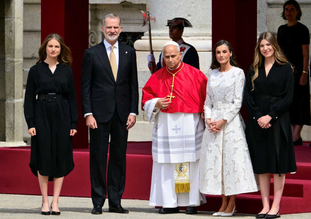 Los Reyes y Leonor y Sofía reciben al Papa en el Palacio Real