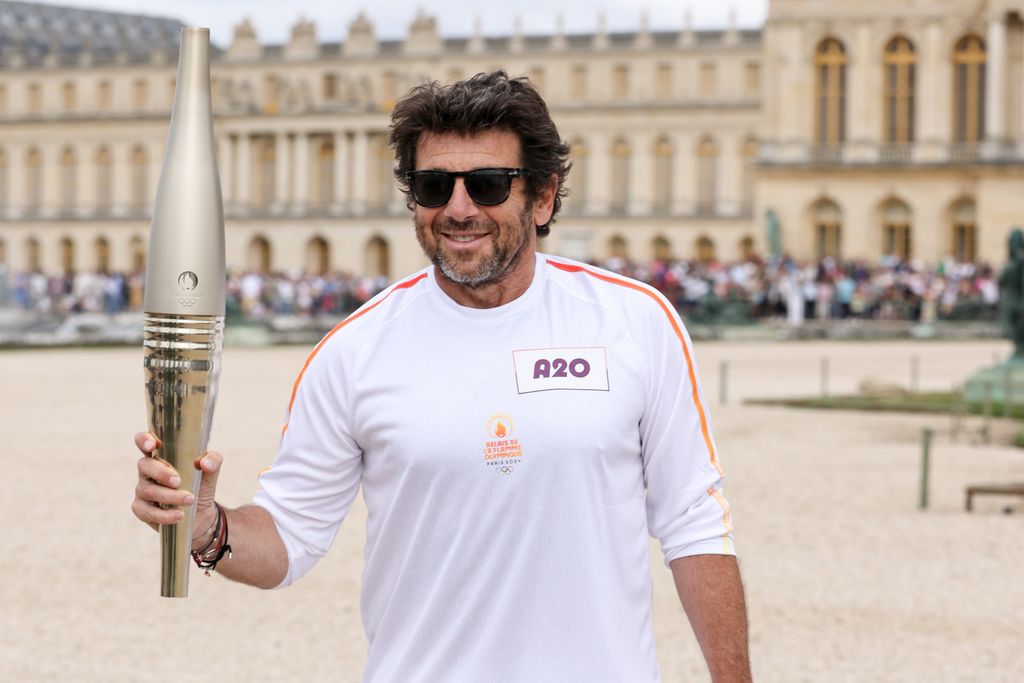 El cantante y actor francés portó la llama olímpica en Versalles durante el recorrido previo a los Juegos Olímpicos de París 2024
