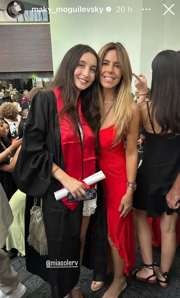 Maky con su hija Mía durante la ceremonia de graduación