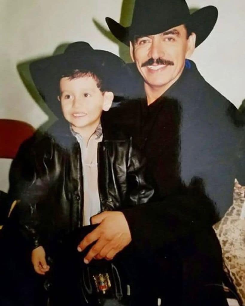 Maribel Guardia recordó con cariño a Joan Sebastian en el que habría sido su cumpleaños 74. En la foto, el artista carga a su hijo José Julián 