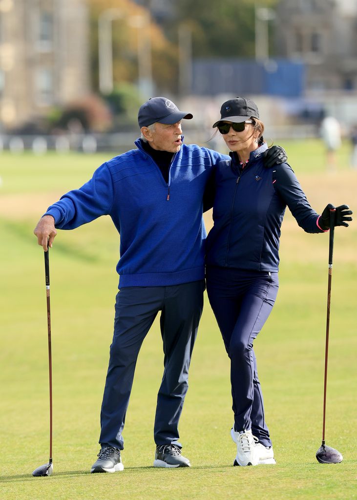 La pareja de actores, jugando al golf