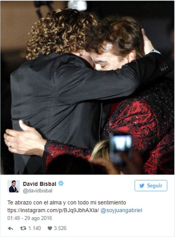 "Te abrazo con el alma y con todo mi sentimiento", ha publicado David Bisbal junto a esta emotiva foto con la que ha querido despedirse de uno de sus ídolos, Juan Gabriel
