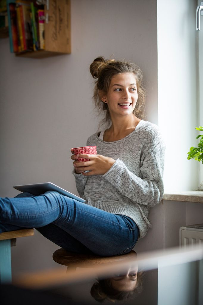 chica sonriendo cafe