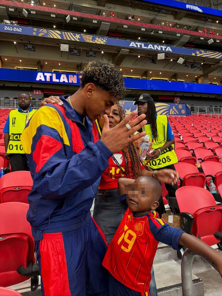 Lamine Yamal choca con su hermano pequeño, Keyne, en presencia de su madre, Sheila