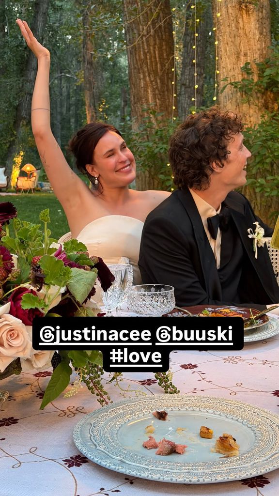 Otra imagen de los novios en su día especial