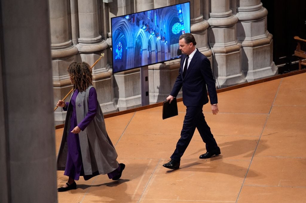 Leonardo DiCaprio pronuncia un discurso en el funeral de Jane Goodall en la Catedral de Washington el 12 de noviembre de 2025