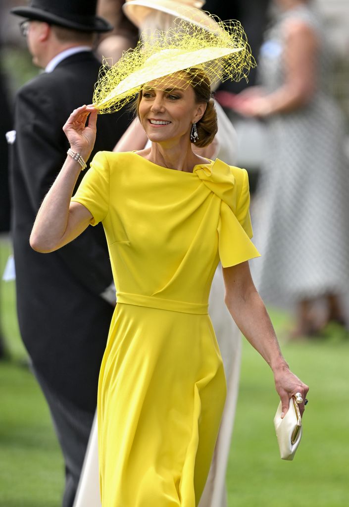 El regreso triunfal de Kate Middleton a Ascot después de tres años: vestido 'caribeño', nuevo tocado amarillo y sus pendientes misteriosos