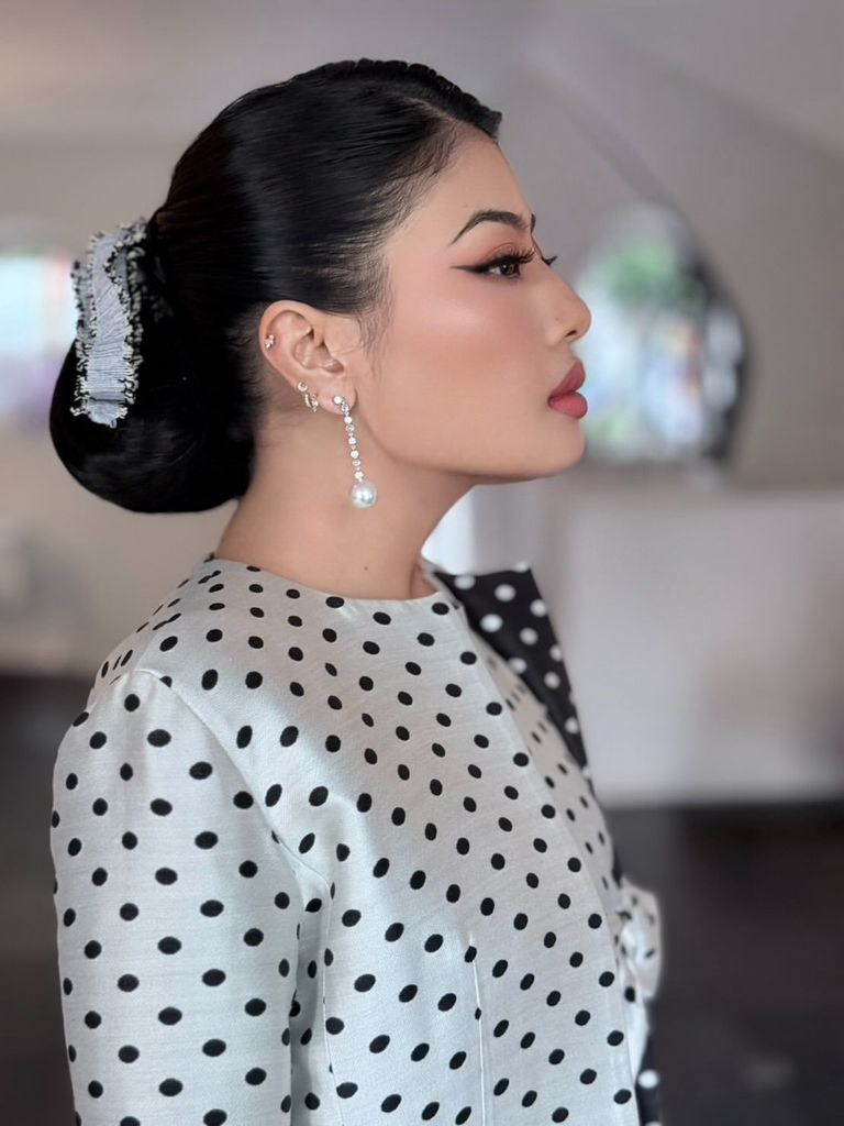 La princesa Sirivannavari de Tailandia rescata el vestido de lunares que homenajea a su abuela, la reina Sirikit en su visita de Estado a Francia.