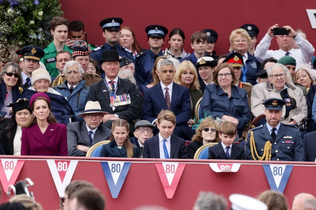 Kate, Charlotte, George, Louis y William, desde la primera fila viendo el desfile militar en el 'VE Day'.