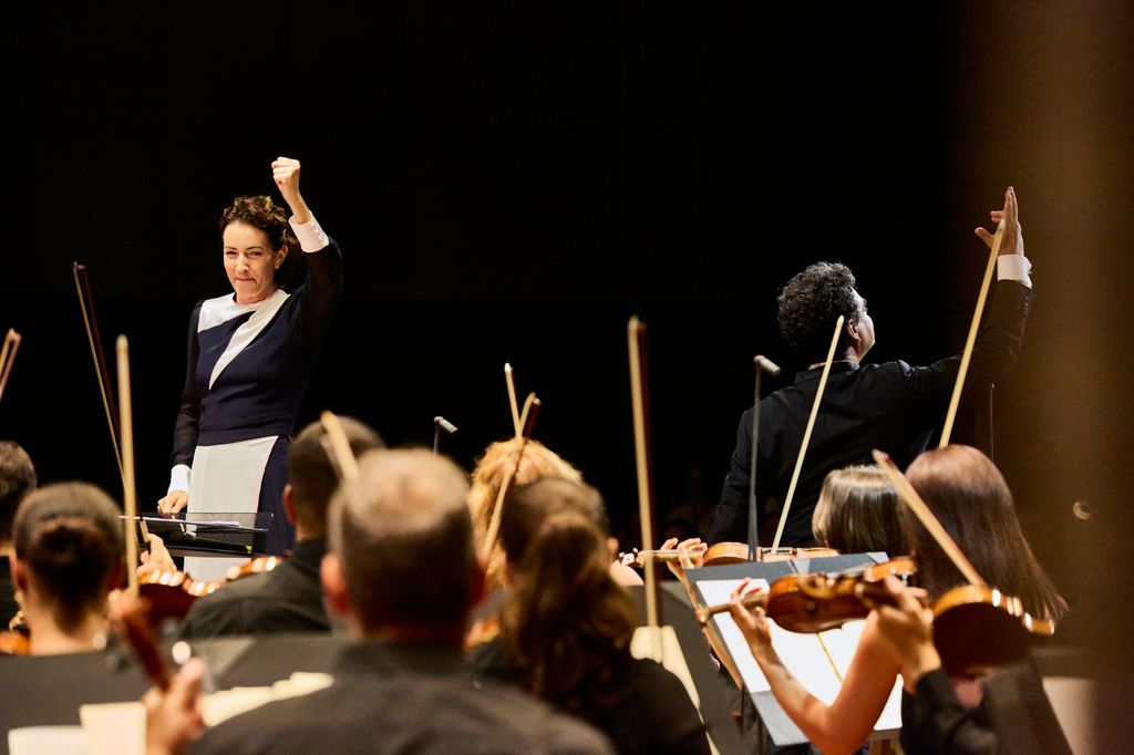 Alondra de la Parra dirige la orquesta a su cargo. Durante el festival PAAX en Riviera Maya, se presentaron diversos estrenos mundiales como “La Reina Roja”
