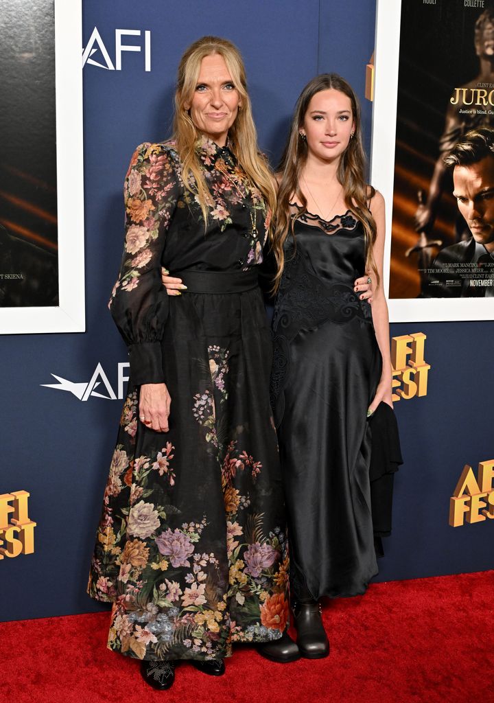 Plano entero de Toni Collette con su hija Sage Florence Galafass en el AFI Fest 2024