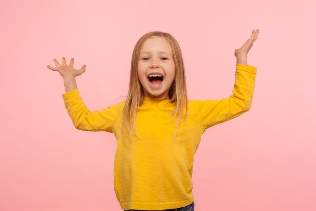 Niña en actitud de descubrir algo