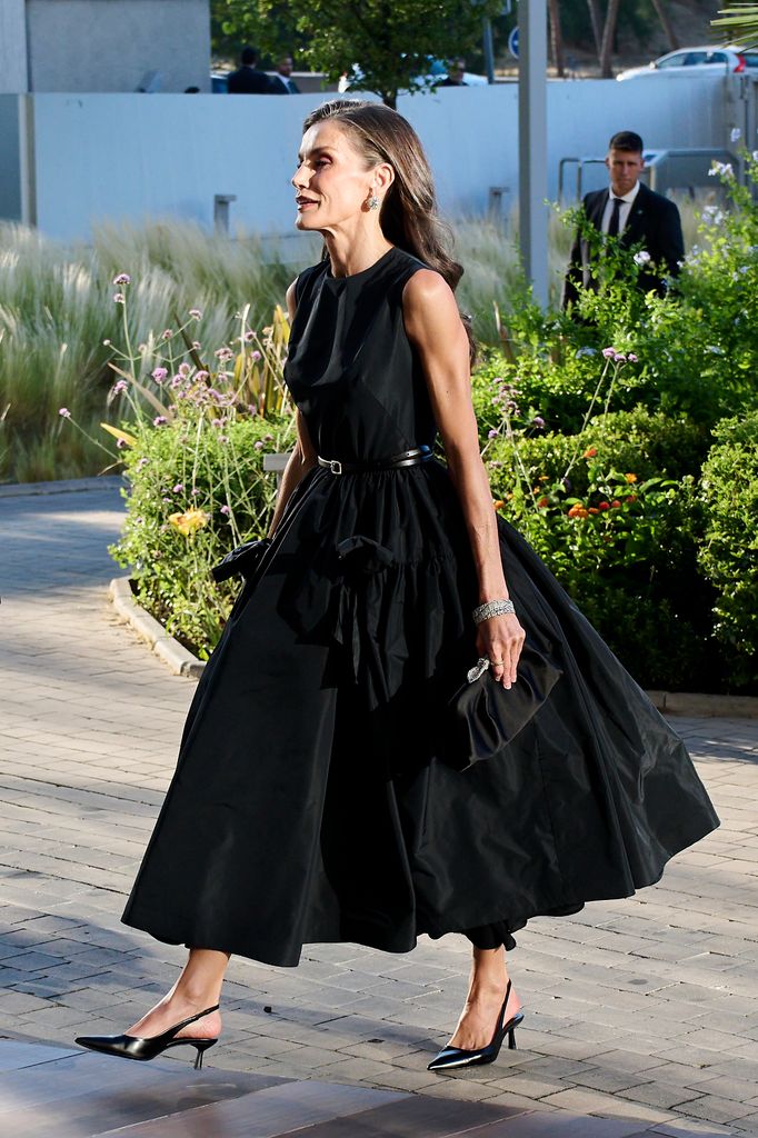 La reina Letizia lleva un atuendo minimalista y sofisticado para los Premios de Periodismo en Madrid.