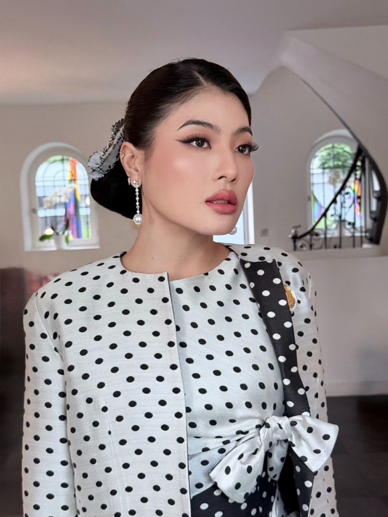 La princesa Sirivannavari de Tailandia rescata el vestido de lunares que homenajea a su abuela, la reina Sirikit en su visita de Estado a Francia.