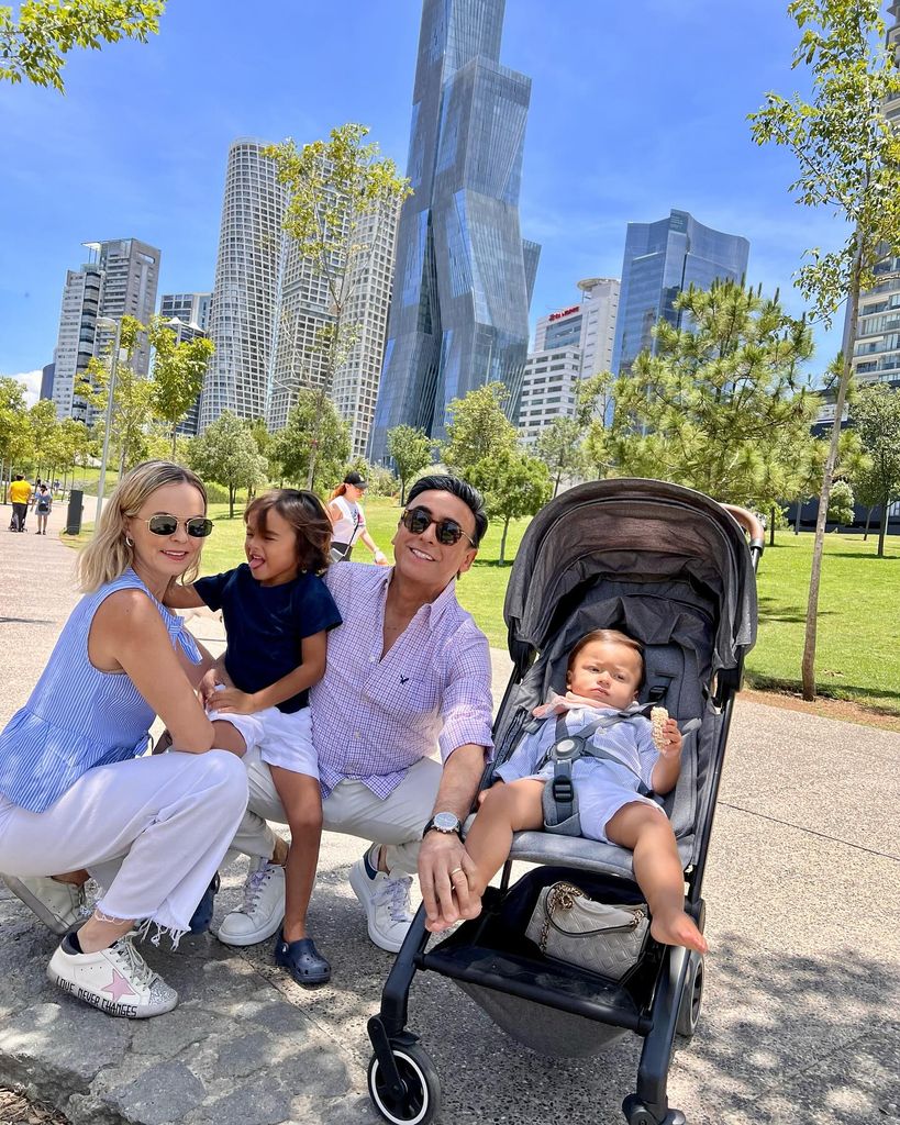 Adal Ramones, su esposa Karla de la Mora y sus hijos, Cristóbal y Cayeteano, el más pequeño