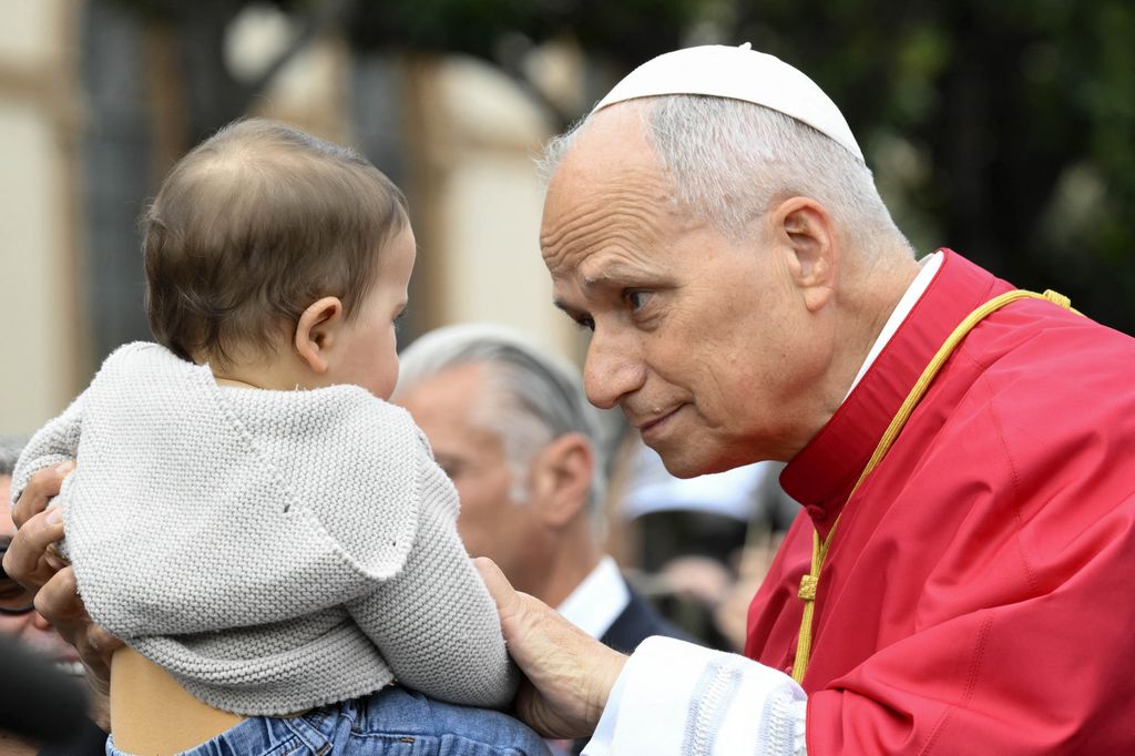 El Papa León XIV junto a un bebé
