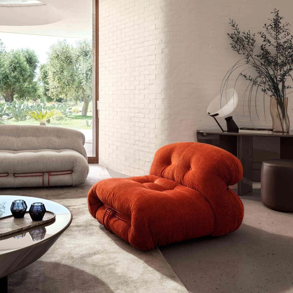 Rincón del salón con sillón naranja