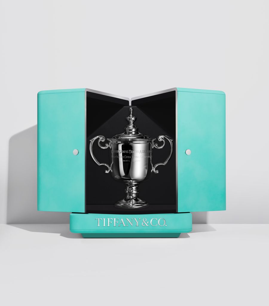 La copa es presentada en un estuche en el color icónico de la casa joyera.