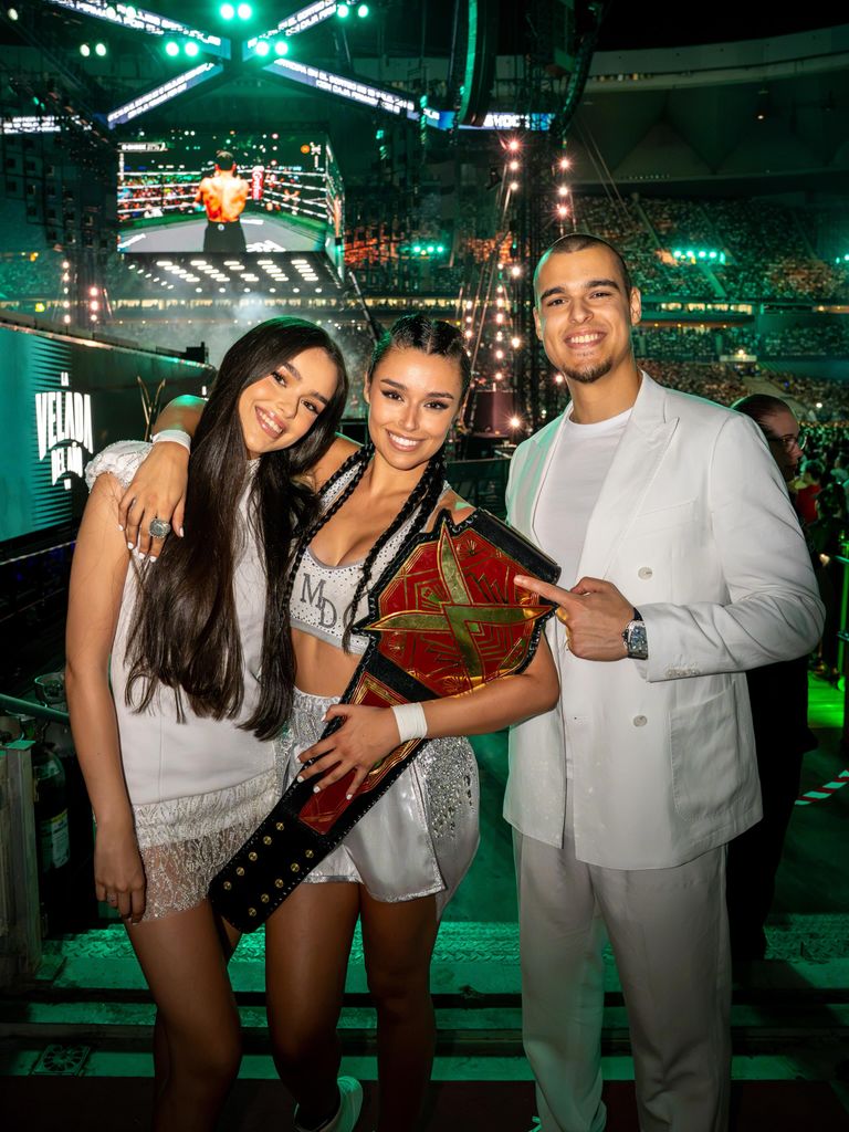 Marta Díaz con sus hermanos tras ganar en La Velada del Año VI