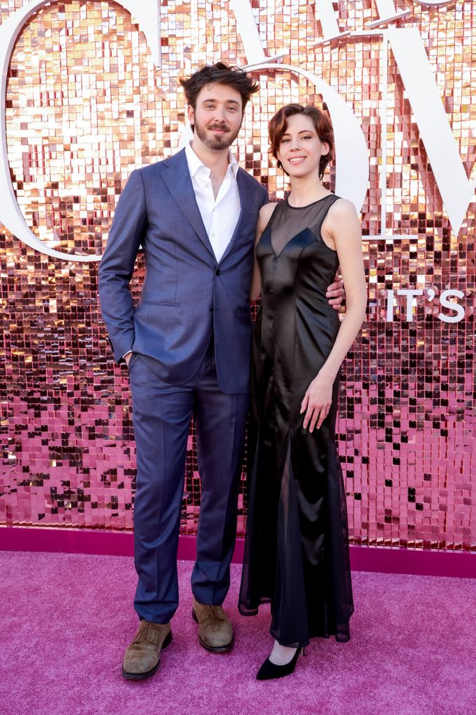 Julian Stern, hijo de Lisa Kudrow, posando con su novia Tiggy en el estreno de "The Comeback" en Los Angeles, el 19 de marzo de 2026