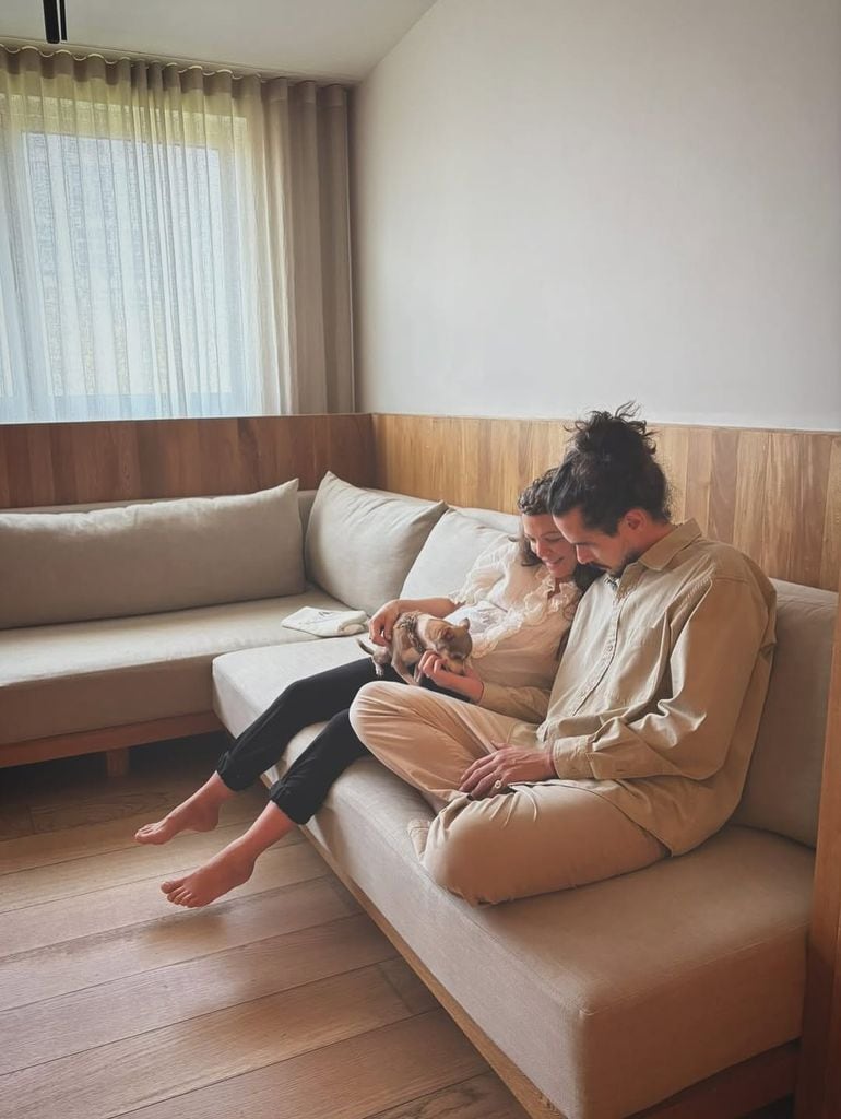 Natalia Lafourcade con su esposo y el perrito de ambos, mientras ella aún estaba embarazada. 