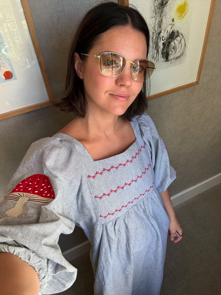 Isabelle Junot deslumbra en sus vacaciones con un vestido de Maravic y bailarinas de The Row