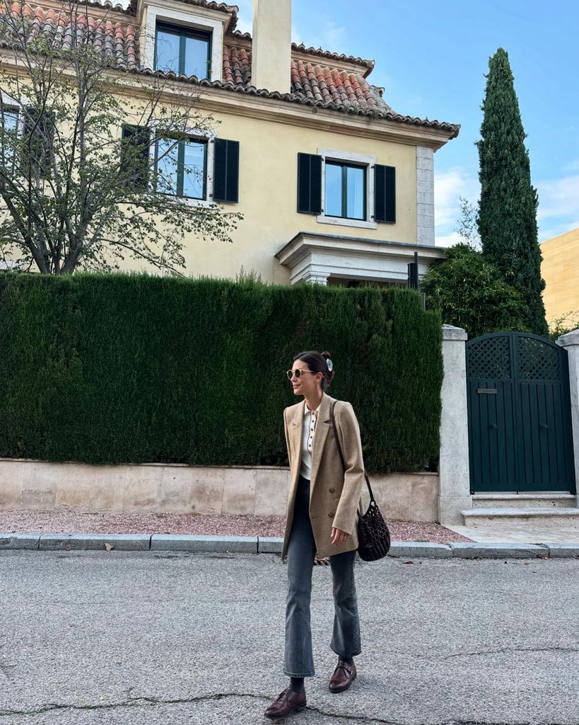 Plano entero de Sassa de Osma con jeans flare y blazer marrón