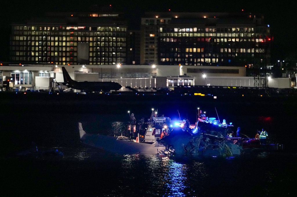 Un avión de pasajeros y un helicóptero militar cayeron al río Potomac tras impactarse el 29 de enero.