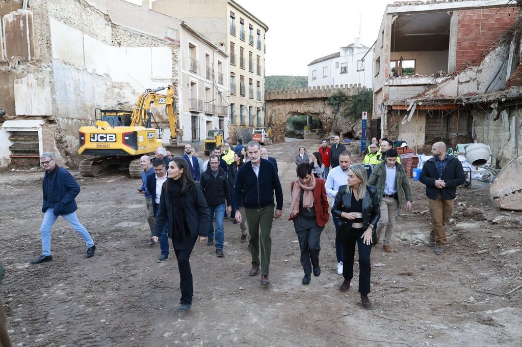 Plano medio de Los Reyes Felipe y Letizia visitando las zonas afectadas en Albacete