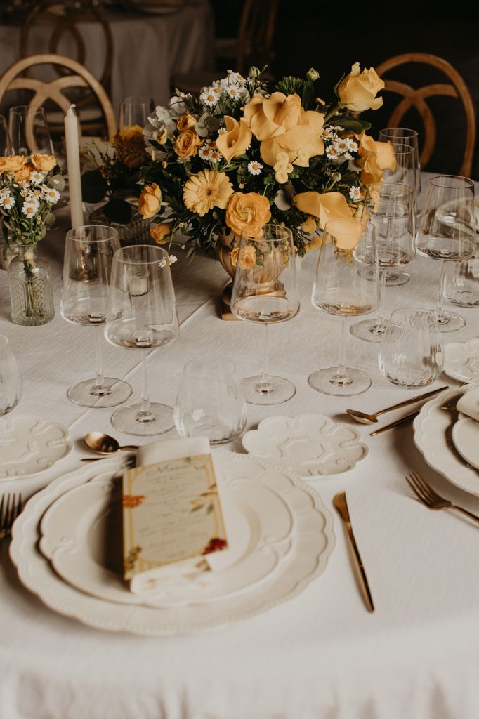Decoración de bodas en amarillo mesas de boda