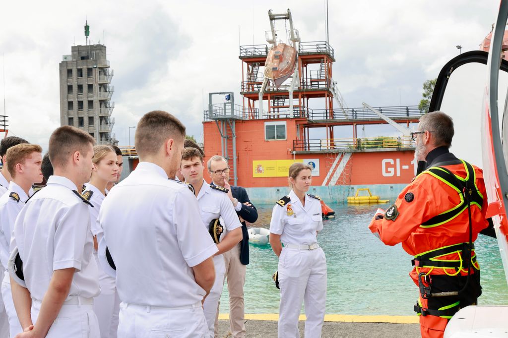 La princesa Leonor durante su instrucción en salvamento