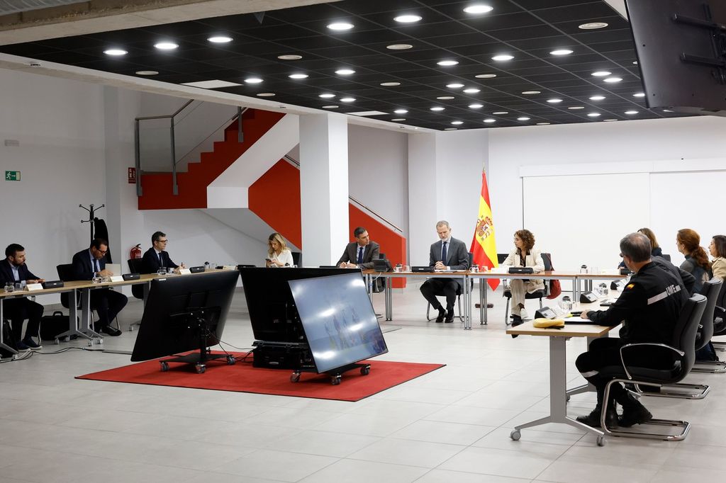 Plano general del rey Felipe en una reunión de crisis de la DANA en Valencia