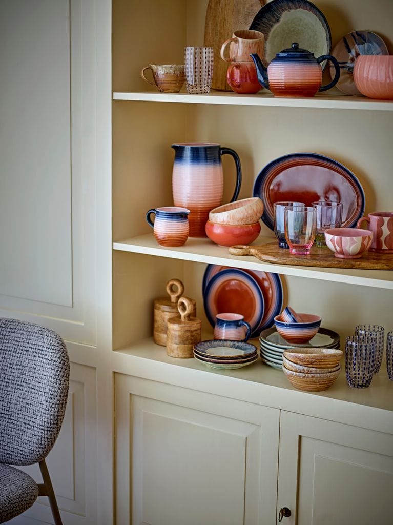 Cerámica esmaltada en mueble blanco