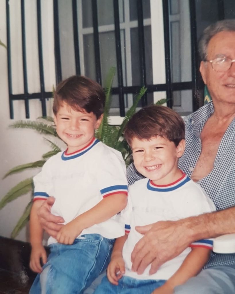 Fotografía de los hermanos de pequeños, publicada junto al texto mencionado