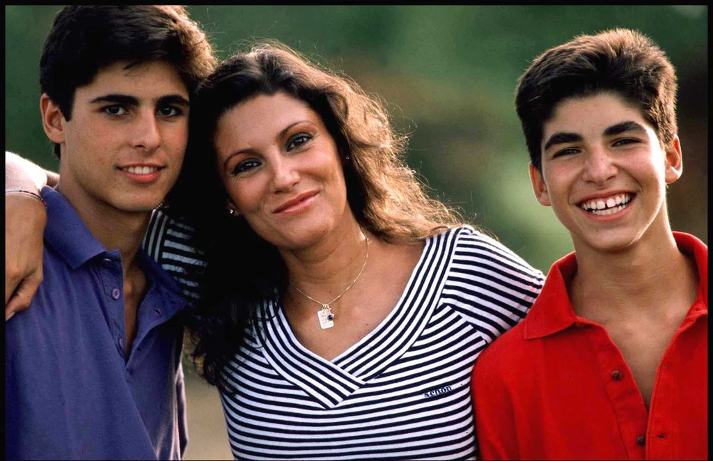 Una bonita imagen para el recuerdo: Carmen Ordóñez posa con sus hijos, Francisco y Cayetano Rivera