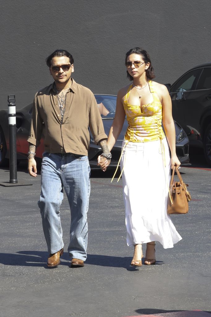 Christian Nodal y Ángela Aguilar captados en Beverly Hills disfrutando de una tarde con mucho estilo.