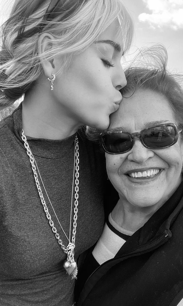 Danna Paola y su abuelita, Chelo