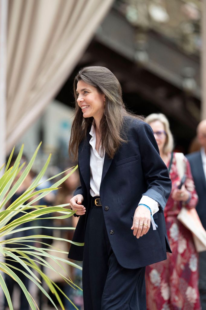 Carlota Casiraghi presentó su nuevo libro en la Feria Parisina.