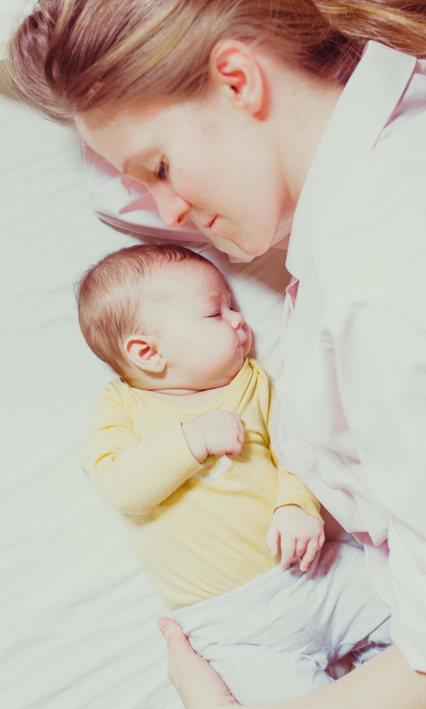 Mamá durmiendo con su bebé